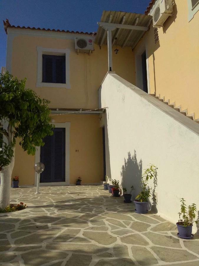 Old Harbor Apartments Spetses Town Extérieur photo